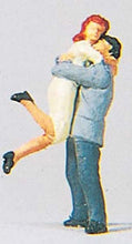 Load image into Gallery viewer, Preiser 28031 HO Scale Happy Homecoming Couple