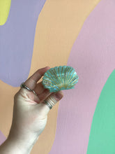 Load image into Gallery viewer, Shell Hair Claw