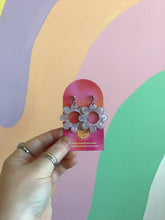 Load image into Gallery viewer, Happy Spring Daisy Earrings