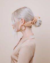 Load image into Gallery viewer, Susie Q: Peach - Scrunchie Tie