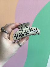 Load image into Gallery viewer, Floral Hair Claw