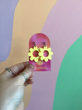 Load image into Gallery viewer, Happy Spring Daisy Earrings