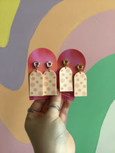 Load image into Gallery viewer, Spring Daisy Arch Earrings
