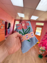Load image into Gallery viewer, Fun Flower Socks