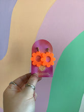 Load image into Gallery viewer, Happy Spring Daisy Earrings