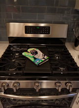 Load image into Gallery viewer, Keeshond Oven Mitt 7074OVMT
