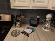 Load image into Gallery viewer, Maltese Momma and Puppy Oven Mitt 7104OVMT