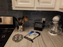 Load image into Gallery viewer, Lhasa Apso Oven Mitt 7129OVMT