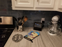 Load image into Gallery viewer, Yellow Labrador at the Beach Oven Mitt 7158OVMT