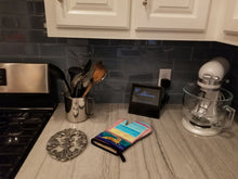 Load image into Gallery viewer, Golden Retriever Couch Sitting Oven Mitt 7188OVMT