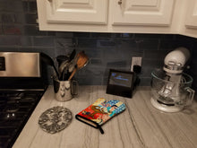 Load image into Gallery viewer, Lady with her Pug Oven Mitt 7259OVMT