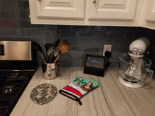 Load image into Gallery viewer, Mona Lisa with  Corgi Oven Mitt 7284OVMT
