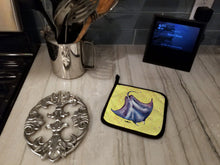 Load image into Gallery viewer, Stingray on Yellow Pot Holders - Set of 2 Decorative Kitchen Helpers | Made in the USA 8531PTHD