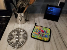 Load image into Gallery viewer, Parrots Galore Pot Holders - Set of 2 Decorative Kitchen Helpers | Made in the USA 8600-2PTHD