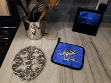 Load image into Gallery viewer, Frog Pot Holders - Set of 2 Decorative Kitchen Helpers | Made in the USA 8687PTHD