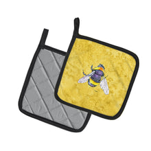 Load image into Gallery viewer, Bee on Yellow Pot Holders - Set of 2 Decorative Kitchen Helpers | Made in the USA 8852PTHD