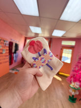 Load image into Gallery viewer, Fun Flower Socks