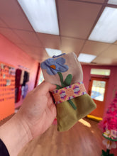 Load image into Gallery viewer, Fun Flower Socks