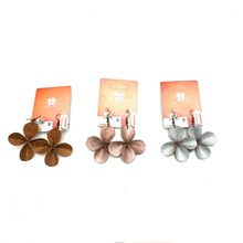 Load image into Gallery viewer, Clover Leather Earrings- Silver