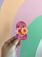 Load image into Gallery viewer, Happy Spring Daisy Earrings