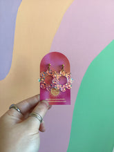 Load image into Gallery viewer, Happy Spring Daisy Earrings