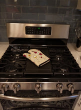 Load image into Gallery viewer, Red and White Wine Oven Mitt BB5196OVMT
