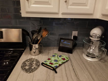 Load image into Gallery viewer, Berries in Green Oven Mitt BB5208OVMT