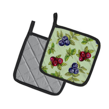 Load image into Gallery viewer, Berries in Green Pot Holders - Set of 2 - Heat-Resistant Kitchen Essentials BB5208PTHD