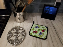 Load image into Gallery viewer, Berries in Green Pot Holders - Set of 2 - Heat-Resistant Kitchen Essentials BB5208PTHD