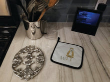 Load image into Gallery viewer, Alphabet W for Wolf Pot Holders - Set of 2 - Heat-Resistant Kitchen Essentials BB5748PTHD