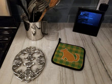Load image into Gallery viewer, Brown Wolf Pot Holders - Set of 2 - Heat-Resistant Kitchen Essentials BB6788PTHD