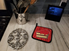 Load image into Gallery viewer, Christmas Cake Pot Holders - Set of 2 - Heat-Resistant Kitchen Essentials BB6815PTHD