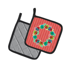 Load image into Gallery viewer, Christmas Wreath Presents Pot Holders - Set of 2 - Heat-Resistant Kitchen Essentials BB6976PTHD