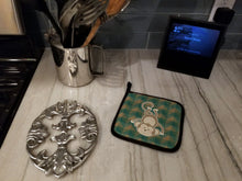 Load image into Gallery viewer, Monkey Pot Holders - Set of 2 - Heat-Resistant Kitchen Essentials BB7023PTHD