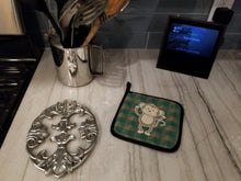 Load image into Gallery viewer, Monkey Pot Holders - Set of 2 - Heat-Resistant Kitchen Essentials BB7025PTHD