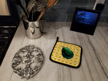 Load image into Gallery viewer, Whole Avacado on Basketweave Pot Holders - Set of 2 - Heat-Resistant Kitchen Essentials BB7220PTHD