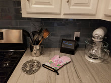 Load image into Gallery viewer, Rose Garden Oven Mitt BB7447OVMT