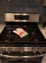 Load image into Gallery viewer, Poppies and Chamomiles Oven Mitt BB7448OVMT