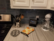 Load image into Gallery viewer, Fall Leaves Scattered Oven Mitt BB7496OVMT