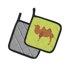 Load image into Gallery viewer, Bactrian Camel Green Pot Holders - Set of 2 - Heat-Resistant Kitchen Essentials BB7644PTHD
