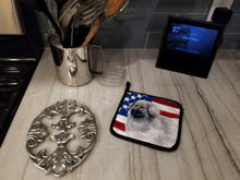 Load image into Gallery viewer, Moscow Watchdog Patriotic Pot Holders - Set of 2 - Heat-Resistant Kitchen Essentials BB9673PTHD