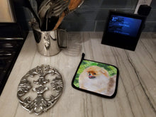 Load image into Gallery viewer, Pomeranian St Patrick's Pot Holders - Set of 2 - Heat-Resistant Kitchen Essentials BB9856PTHD