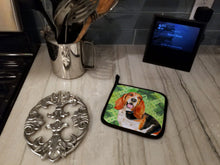 Load image into Gallery viewer, Basset Hound St Patrick's Pot Holders - Set of 2 - Heat-Resistant Kitchen Essentials BB9878PTHD