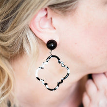 Load image into Gallery viewer, Lavender Marbled Quatrefoil Earrings