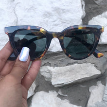 Load image into Gallery viewer, Brittany - Tortoise Shell