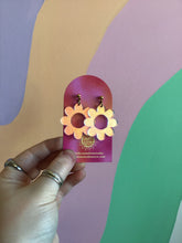 Load image into Gallery viewer, Happy Spring Daisy Earrings