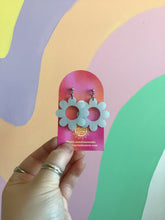 Load image into Gallery viewer, Happy Spring Daisy Earrings