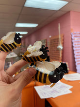 Load image into Gallery viewer, Sparkle Bee Hair Claw