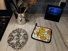Load image into Gallery viewer, Letter E Floral Mustard and Green Pot Holders - Set of 2 - Heat-Resistant Kitchen Essentials CJ2003-EPTHD
