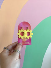 Load image into Gallery viewer, Happy Spring Daisy Earrings